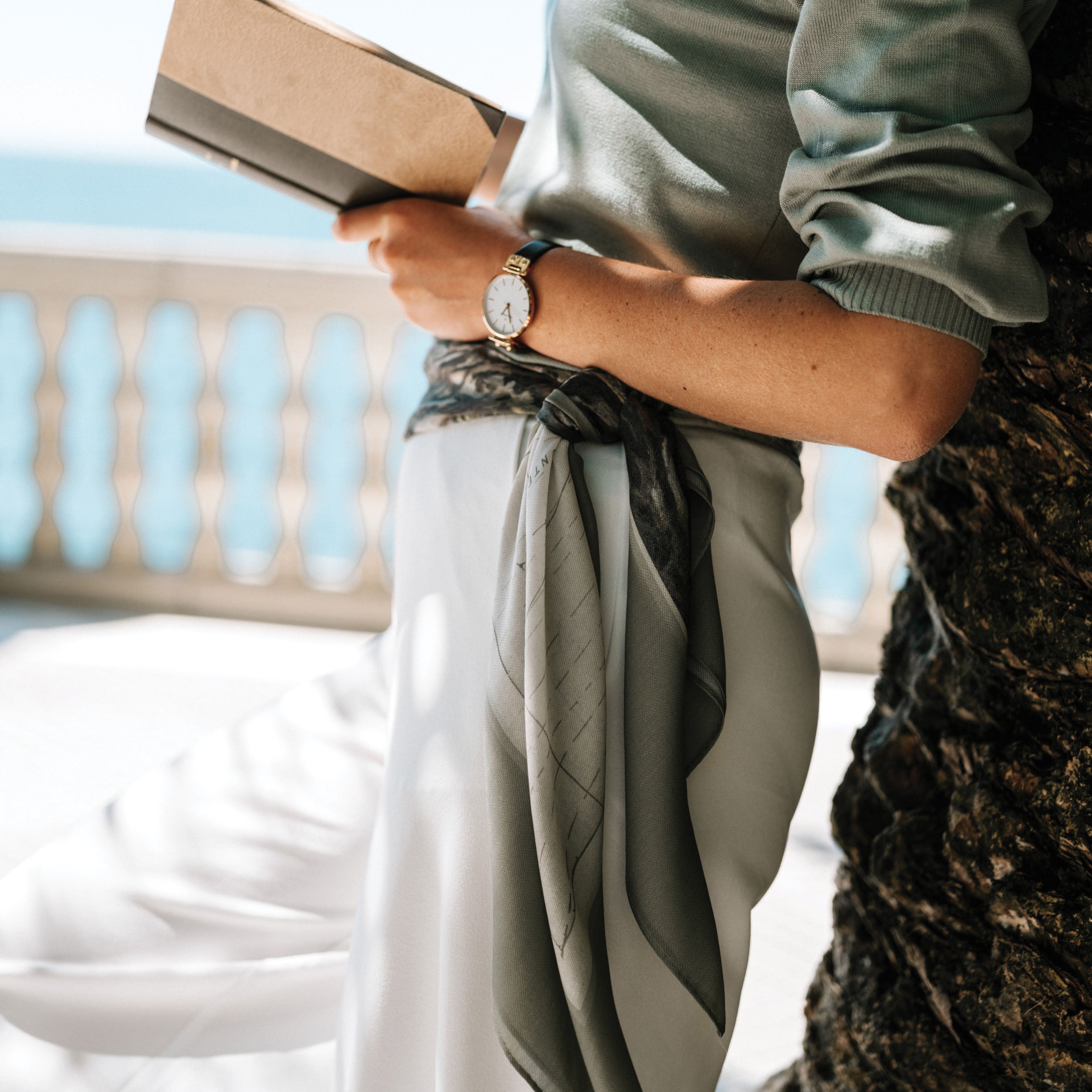 Maouli scarf cotton twill Luisa tied around waist