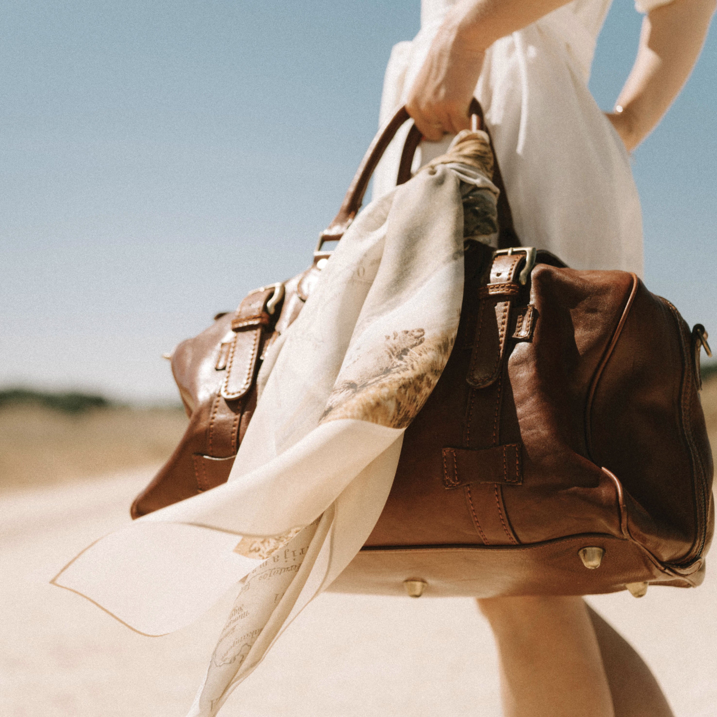 Maouli scarf cotton twill Malaika with bag on sand road