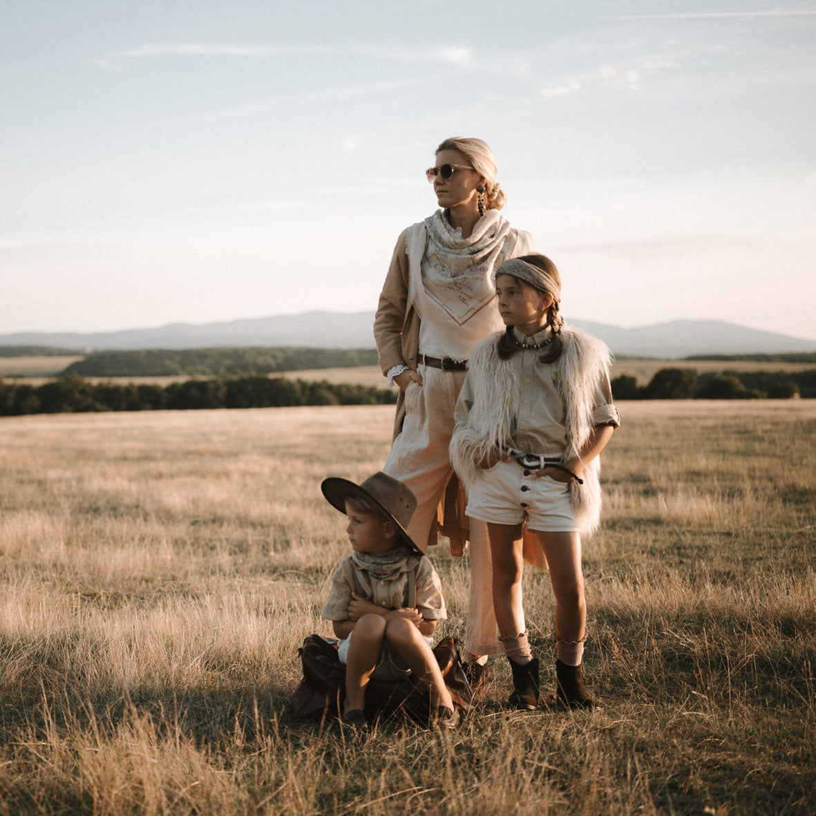 Maouli shawl wool and silk Neema girl and childrens in fields with sunset