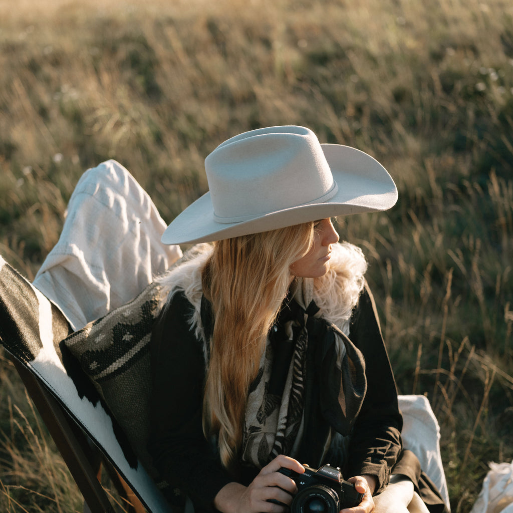 Maouli scarf cotton twill Elewisa girl sitting in field outdoor