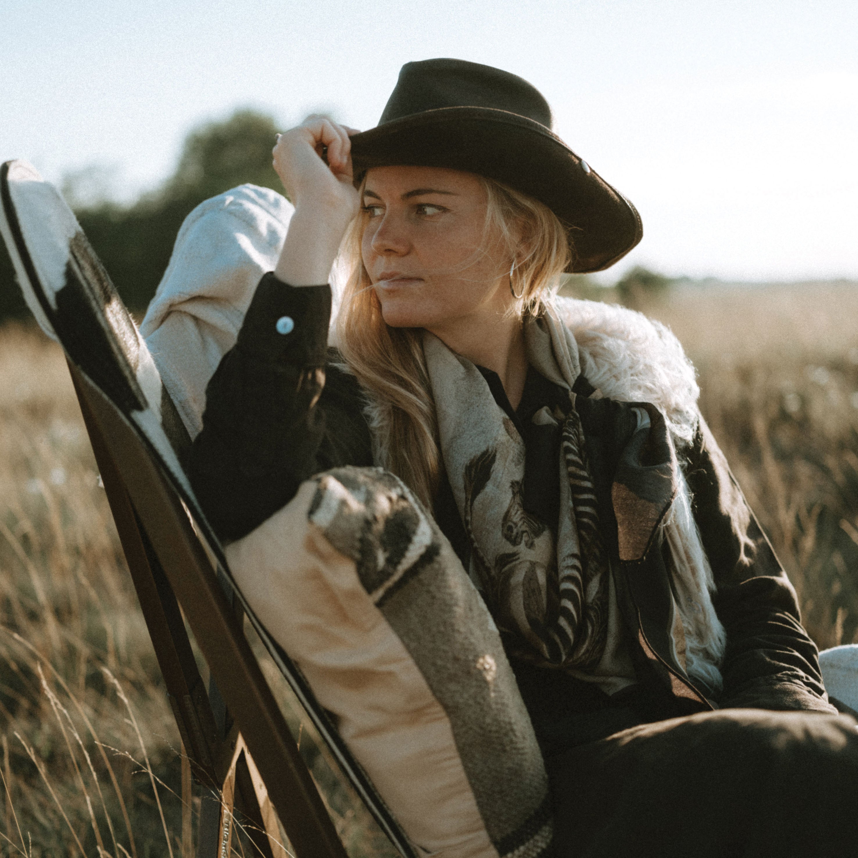 Maouli scarf cotton twill Elewisa girl sitting outdoor with hat