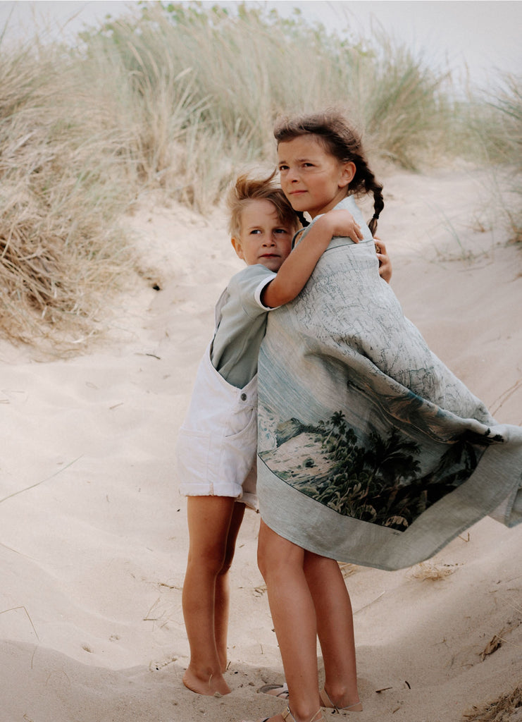 Maouli towel linen Eloa kids hugging on sand beach